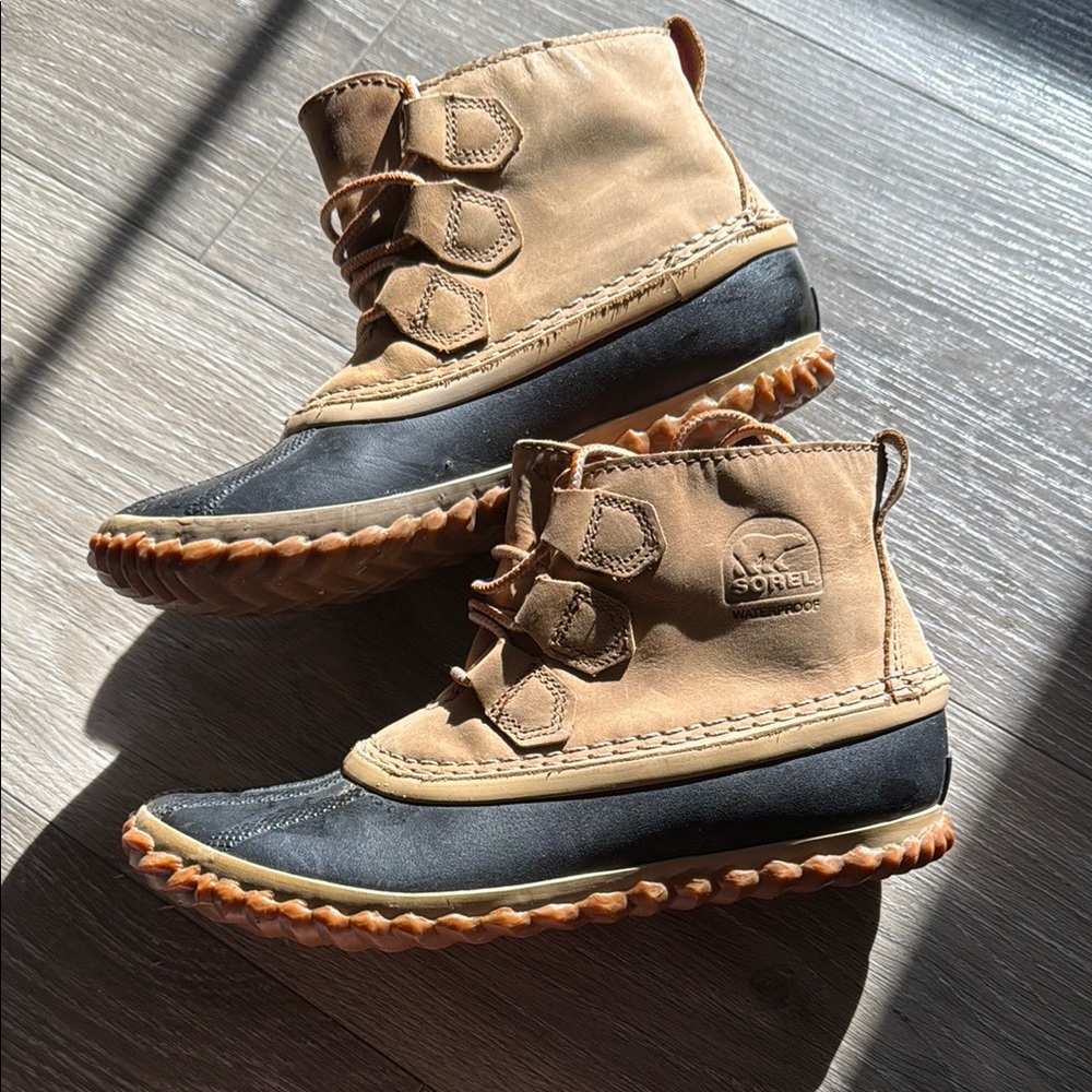 Sorel Women Tan and Black Rain Boots